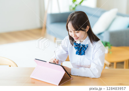 タブレットで勉強する女子高生 タブレットで勉強する女子高生 128483957