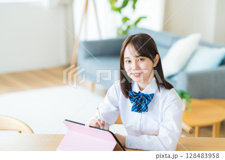 タブレットで勉強する女子高生 128483958