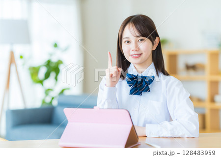タブレットで勉強する女子高生 128483959
