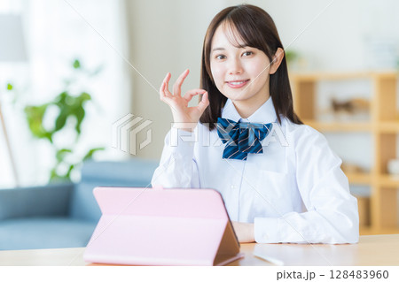 タブレットで勉強する女子高生 128483960