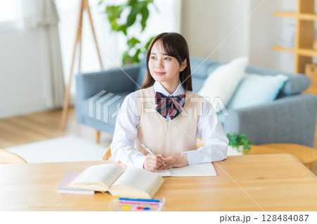 自宅で勉強をする女子高生 自宅で勉強をする女子高生 128484087