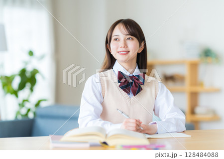 自宅で勉強をする女子高生 自宅で勉強をする女子高生 128484088