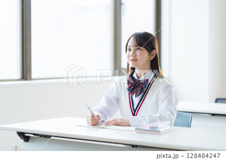 教室で勉強する学生 128484247