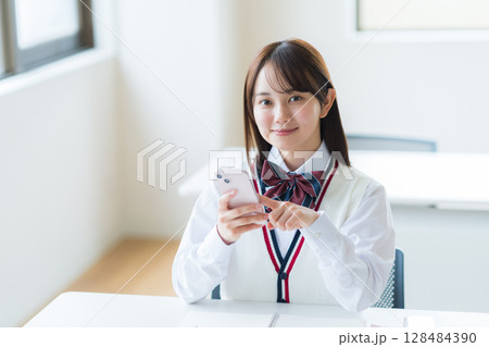 教室で勉強する学生 教室で勉強する学生 128484390