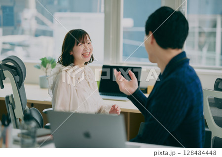 ミーティングする男女 128484448