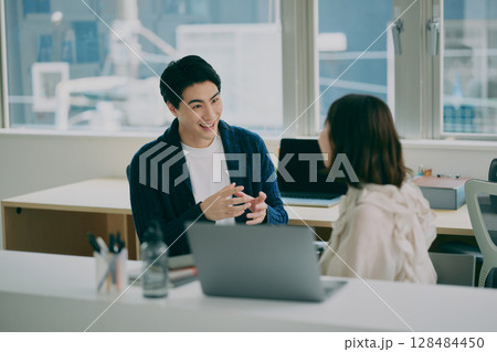 ミーティングする男女 128484450
