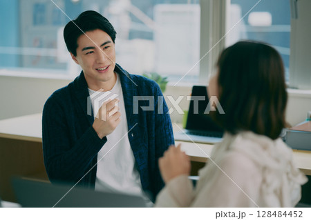 ミーティングする男女 ミーティングする男女 128484452