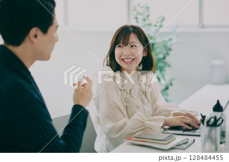 ミーティングする男女 128484455