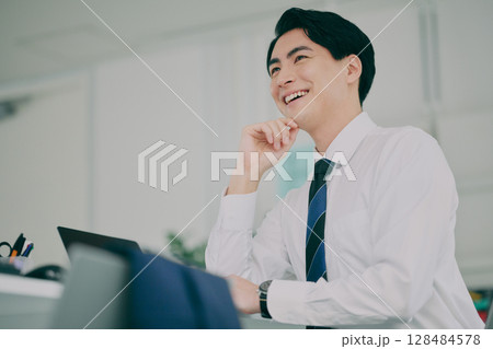 スーツ姿で働く男性 128484578