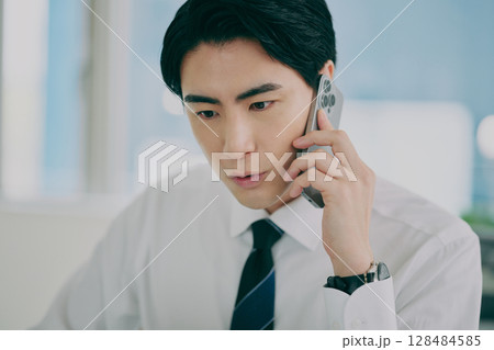 スーツ姿で働く男性 128484585