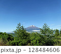 初夏の快晴の空と雪をかぶった羊蹄山 128484606