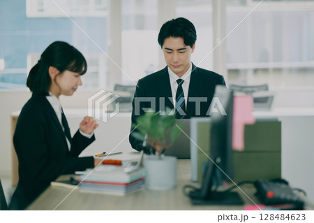 ミーティングするビジネスパーソン ミーティングするビジネスパーソン 128484623