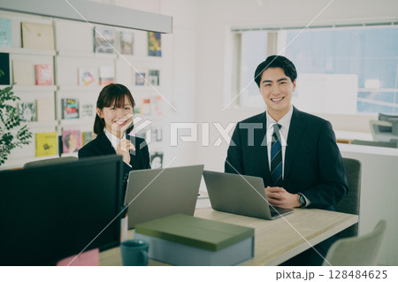 ミーティングするビジネスパーソン 128484625