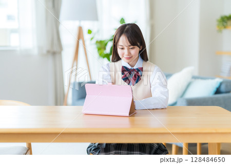 タブレットで勉強する女子高生 128484650