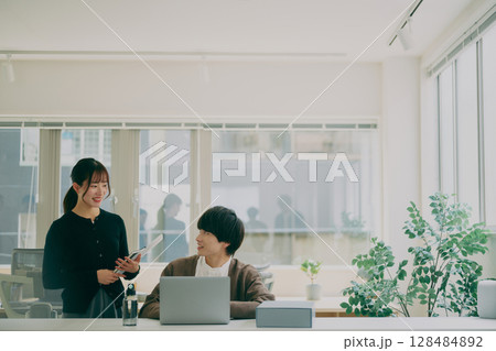 ミーティングをする男女 128484892