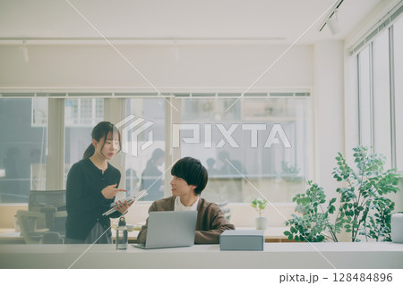 ミーティングをする男女 ミーティングをする男女 128484896