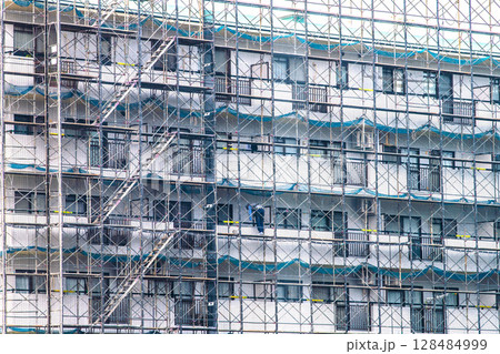 日本の横浜都市景観　マンションの補修や点検等、足場や防護ネットなどを望む 128484999