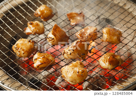 ホルモンを七輪で焼いている(丸腸よく焼き) ホルモンを七輪で焼いている(丸腸よく焼き) 128485004
