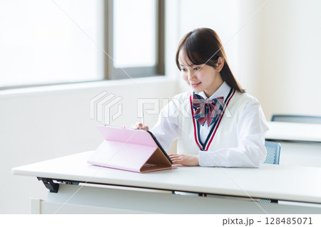 タブレットで学習する女子高校生 タブレットで学習する女子高校生 128485071