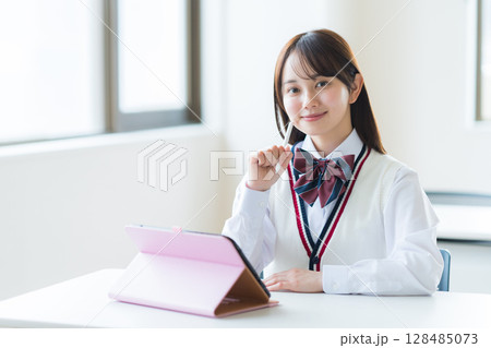 タブレットで学習する女子高校生 タブレットで学習する女子高校生 128485073