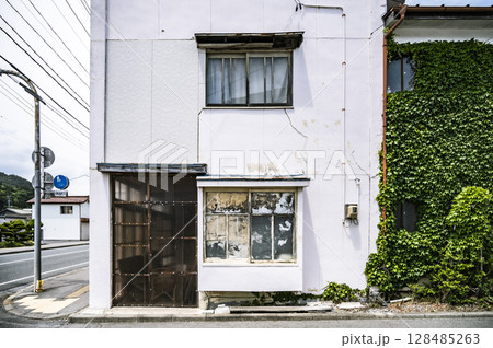 つたに覆われた古民家の壁と劣化した窓|時間の蓄積が見える街角 つたに覆われた古民家の壁と劣化した窓|時間の蓄積が見える街角 128485263