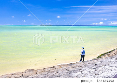 青い海 釣りを楽しむ人 青い海 釣りを楽しむ人 128485358