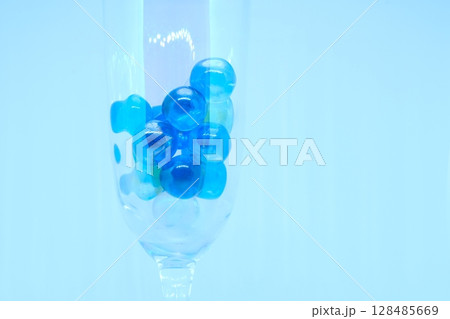 窓際のワイングラスとビー玉 128485669