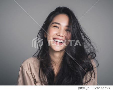 AI生成画像 グレーバックのロングヘアの笑顔の女性のポートレート AI生成画像 グレーバックのロングヘアの笑顔の女性のポートレート 128485695