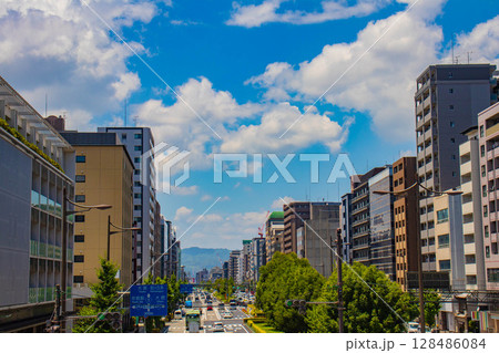 【京都風景】五条通りの空とビル群（河原町五条から堀川五条まで） 128486084