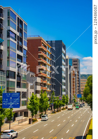 【京都風景】五条通りの空とビル群(河原町五条から堀川五条まで) 【京都風景】五条通りの空とビル群(河原町五条から堀川五条まで) 128486087