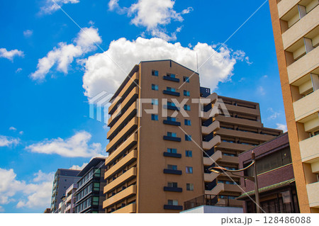 【京都風景】五条通りの空とビル群(河原町五条から堀川五条まで) 【京都風景】五条通りの空とビル群(河原町五条から堀川五条まで) 128486088