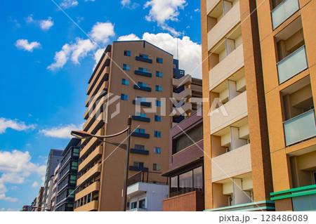 【京都風景】五条通りの空とビル群（河原町五条から堀川五条まで） 128486089