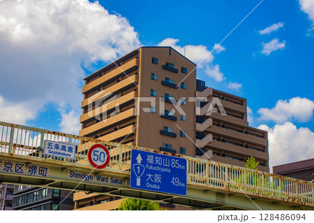 【京都風景】五条通りの空とビル群(河原町五条から堀川五条まで) 【京都風景】五条通りの空とビル群(河原町五条から堀川五条まで) 128486094