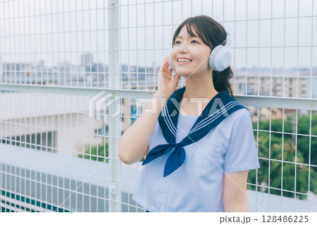 屋上で音楽を聴く女子高生 128486225