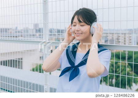 屋上で音楽を聴く女子高生 128486226