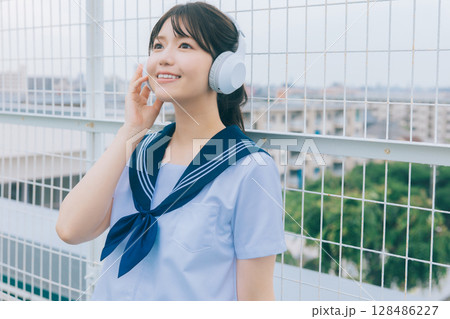 屋上で音楽を聴く女子高生 屋上で音楽を聴く女子高生 128486227