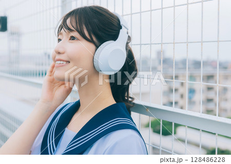 屋上で音楽を聴く女子高生 128486228