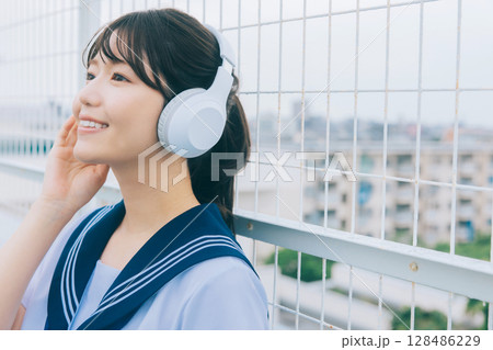 屋上で音楽を聴く女子高生 128486229