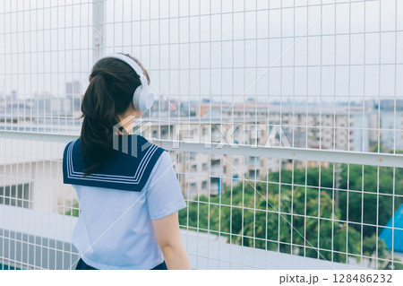屋上で音楽を聴く女子高生 128486232