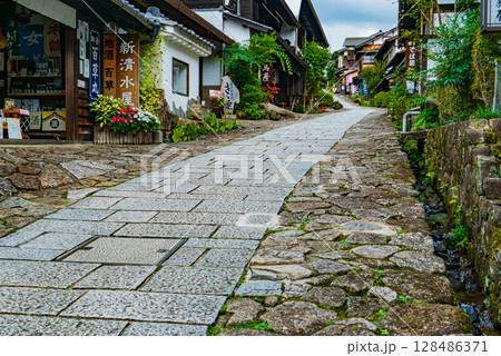 石畳のある街道 128486371