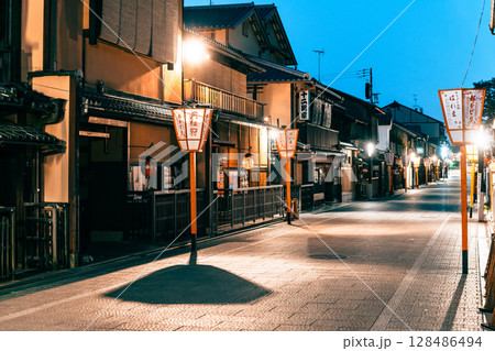 京都　夜明け前の花見小路 128486494