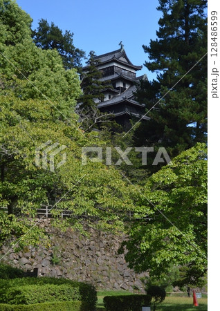 松江城の天守閣（島根県松江市殿町1-5） 128486599