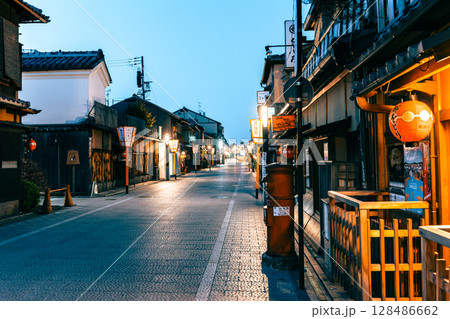 京都　夜明け前の花見小路　※公道撮影 128486662