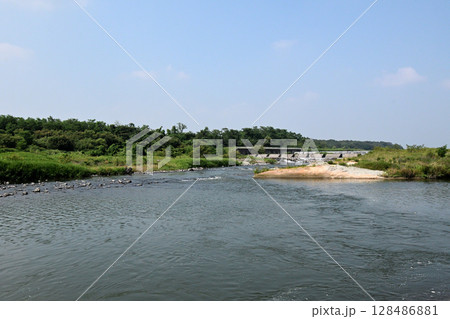 荒川の明戸床止工と楊井層中州大岩 128486881