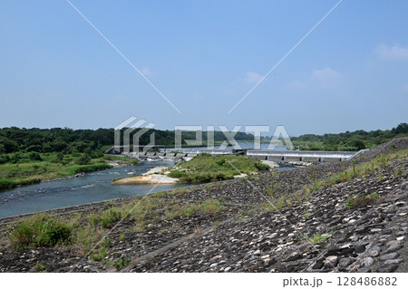 荒川の明戸床止工と楊井層中州大岩 128486882