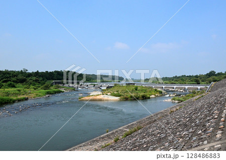 荒川の明戸床止工と楊井層中州大岩 128486883