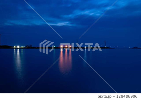 秋田港の夜景 128486906