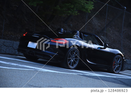 ツヤツヤの黒いオープンカー ツヤツヤの黒いオープンカー 128486923