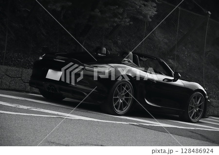 ツヤツヤの黒いオープンカー 128486924