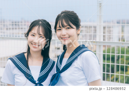 屋上の女子高生 128486932